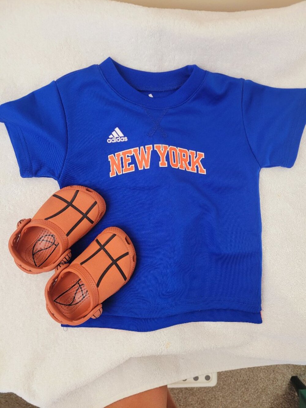 KNICKS baby to toddler bundle 🤩 24mo top, 6T Crocs